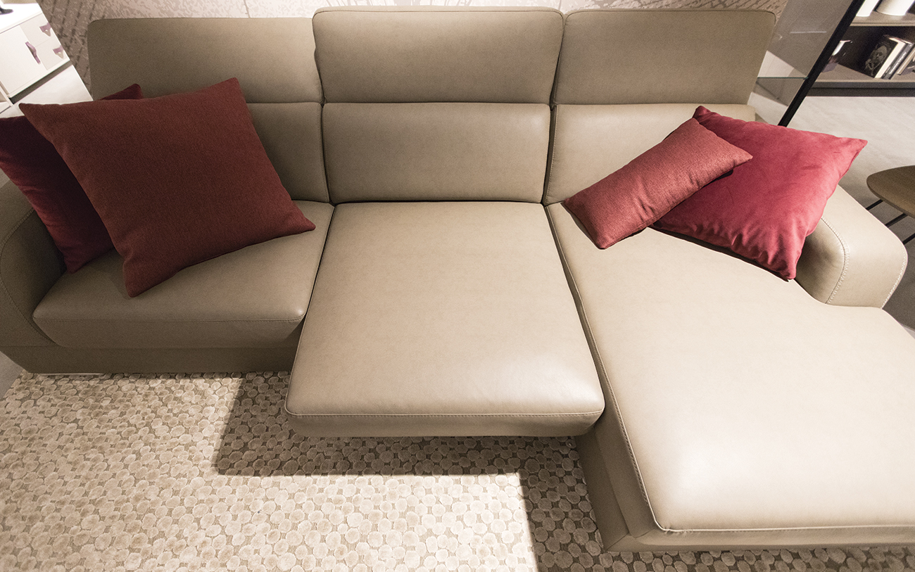 arredare soggiorno piccolo - divano con seduta estraibile