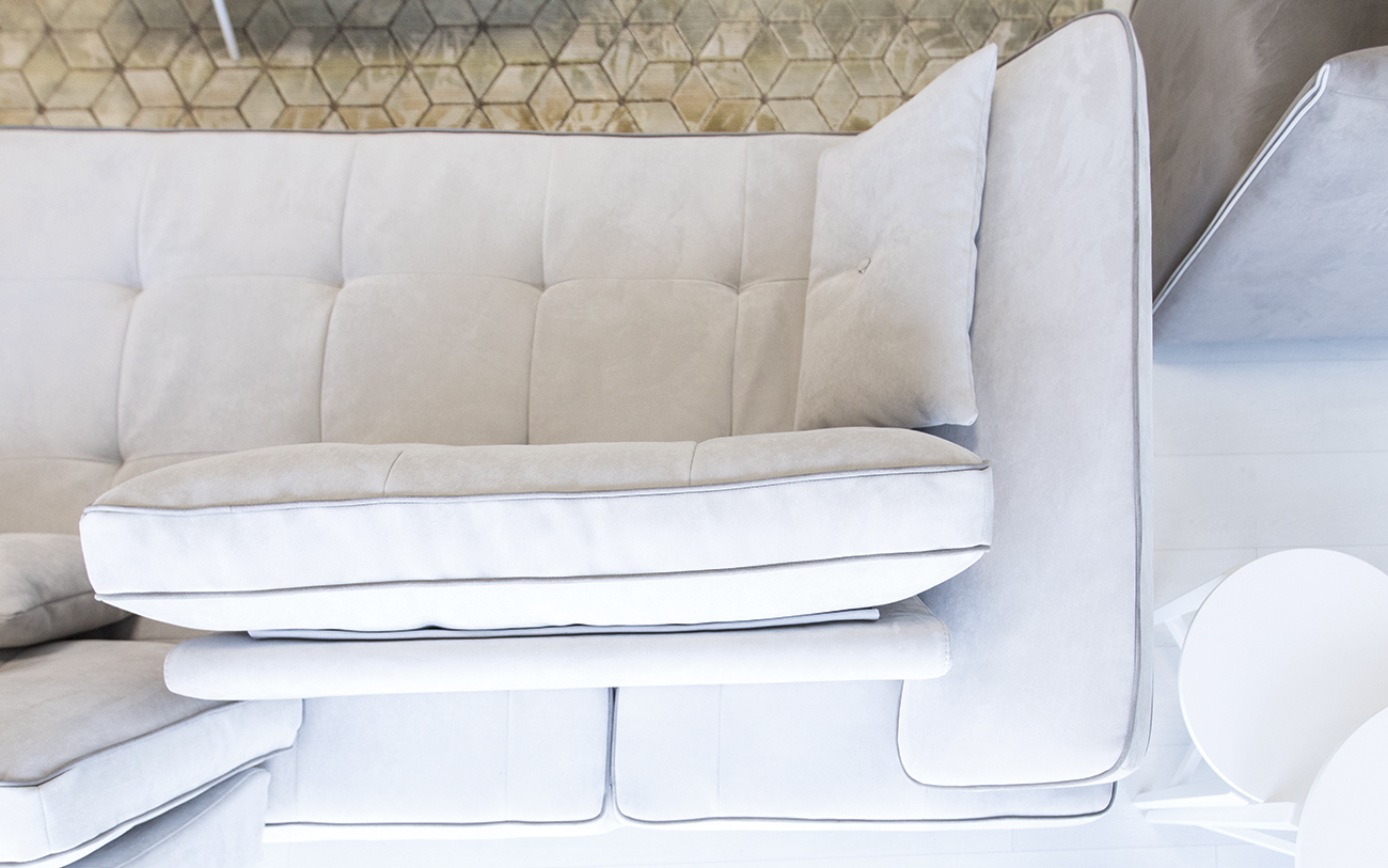 arredare soggiorno piccolo - divano con schienale reclinabile